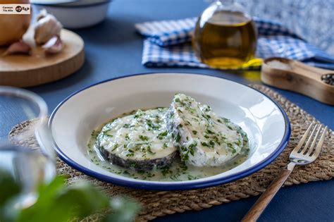 Plato de merluza en salsa con guarnición
