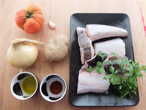 Ingredientes frescos para guiso de merluza
