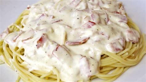 Espaguetis a la carbonara con nata en un plato