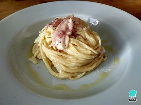 Comparación entre la carbonara tradicional y la carbonara con nata