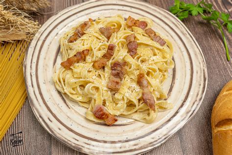 Ingredientes principales para la receta de carbonara con nata