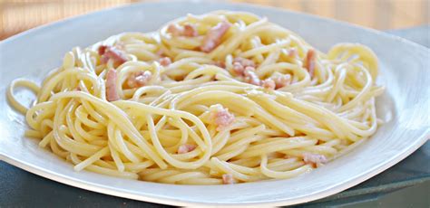Plato de espaguetis a la carbonara con nata listos para servir