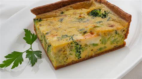 Tarta de brócoli y huevo lista para servir