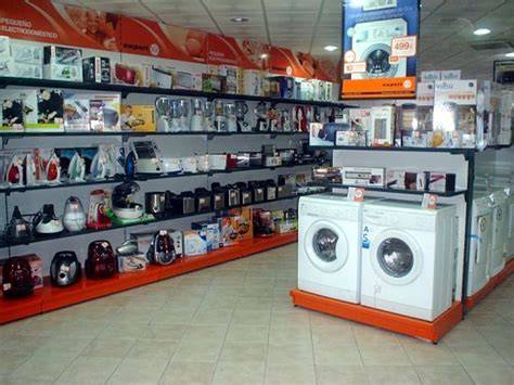 Variedad de electrodomésticos disponibles en una tienda