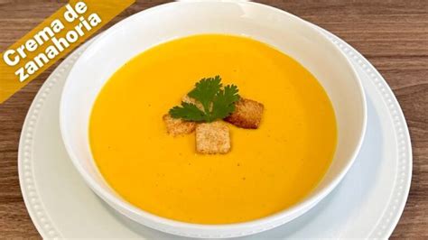 plato de crema de zanahoria decorado con cilantro