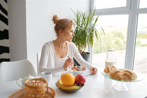 Mujer disfrutando de un desayuno saludable con tortitas