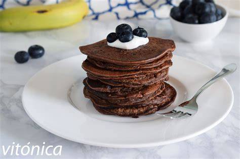 Tortitas de avena con chocolate derretido y fruta