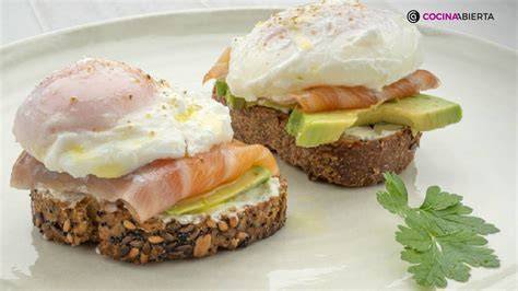 Desayuno gourmet con tostada de aguacate, huevo escalfado y salmón