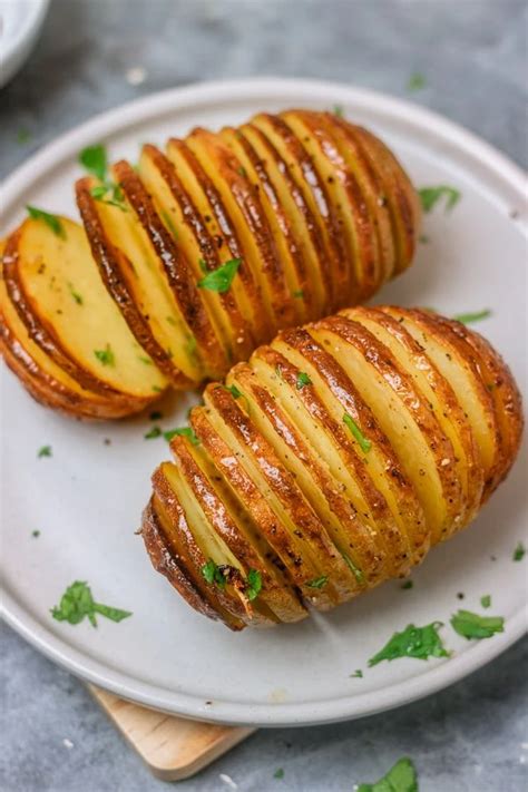 Papas Hasselback con queso parmesano