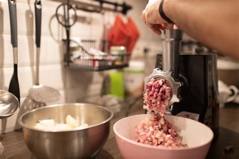 Preparación de carne picada fresca en cocina