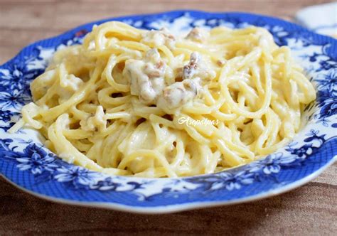 Espaguetis 4 quesos con nueces y salchicha