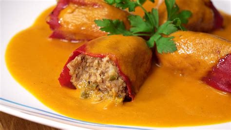 Pimientos rellenos con carne y salsa de tomate