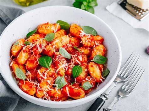Ñoquis con salsa de tomate y albahaca