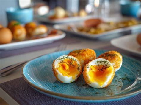 Huevos encapotados en un plato