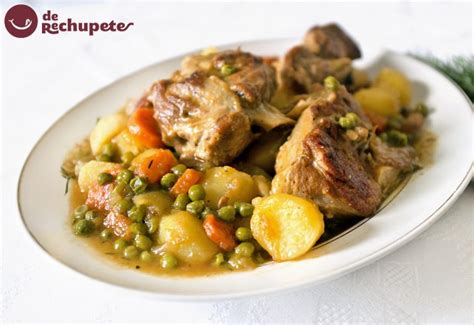 Cordero troceado con patatas en una bandeja de horno