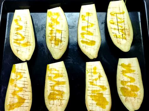 Bandeja con cáscaras de berenjena listas para rellenar