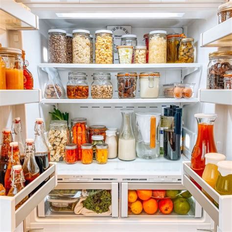 Interior de un refrigerador limpio y ordenado con recipientes de comida cerrados