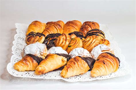 Bandeja de croissants de chocolate recién horneados