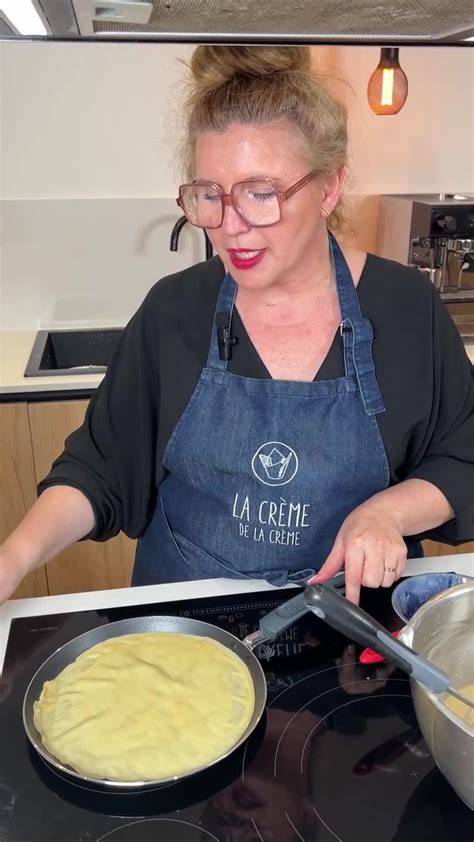 Masa de crepes siendo vertida en una sartén
