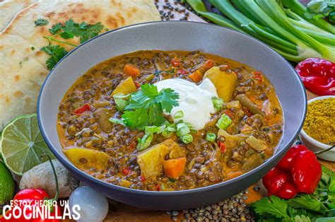 Plato de lentejas con verduras y especias al estilo curry