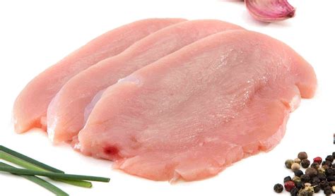 comparativa visual de pechuga de pollo y pavo crudas