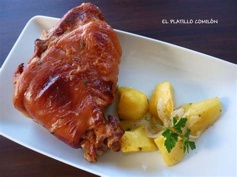 Codillo de cerdo sellado antes de hornear