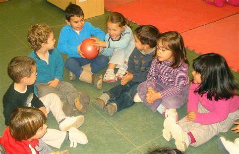 Personas jugando a la patata caliente en un círculo