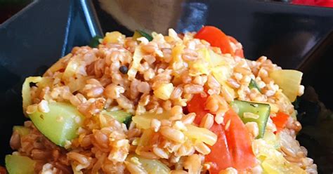 Plato de espelta en grano cocido con verduras