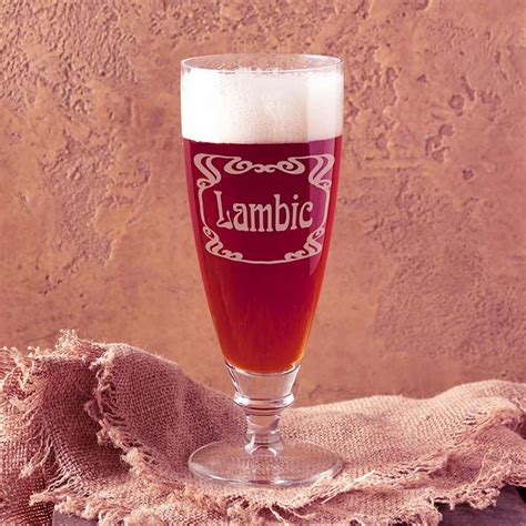 Botellas de cerveza lambic belga en una bodega