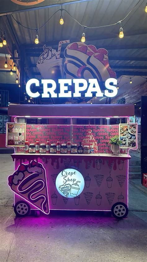 Imagen de un puesto de crepas moderno en una calle concurrida