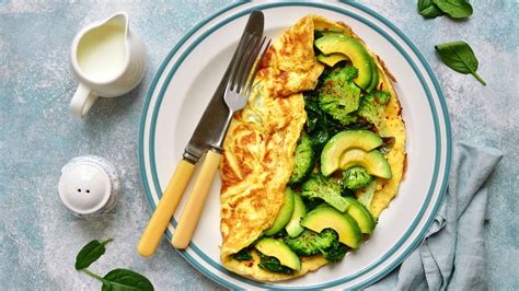 Ejemplos de desayunos saludables sin pan como avena, huevos y frutas