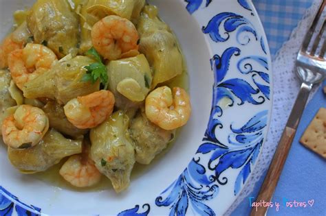 Plato de guiso de patatas, alcachofas y gambas