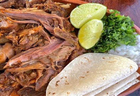 Infografía comparando el tamaño de la barbacoa con una persona y mostrando la superficie de cocción