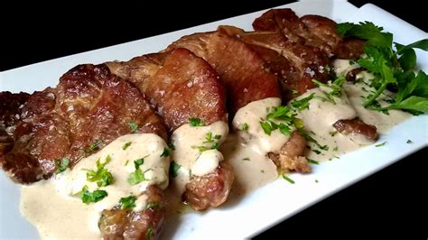 Plato de carne de cerdo en salsa de cebolla con perejil fresco