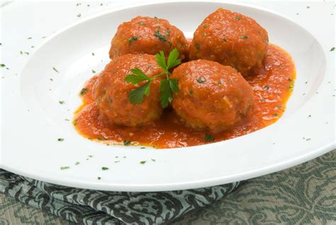Albóndigas recién hechas en salsa de tomate
