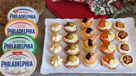 Variedad de canapés con queso Philadelphia en una bandeja festiva