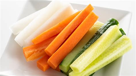 Verduras cortadas en diferentes formas (rodajas, juliana, bastones)