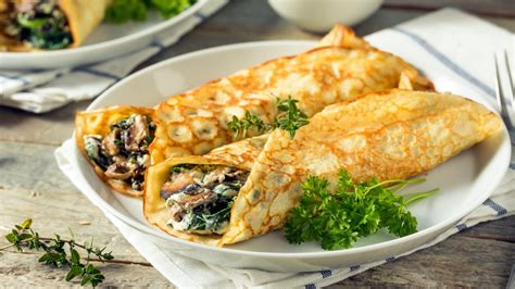 Crepes salados rellenos de diversas verduras coloridas