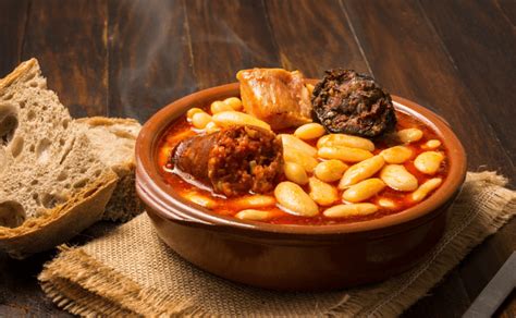 Fabada asturiana lista para servir