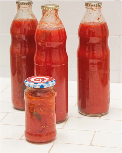 Frascos de salsa de tomate etiquetados y listos