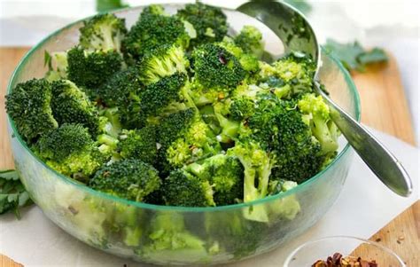 Ingredientes frescos para ensalada de brócoli