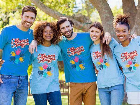 Grupo de amigos con camisetas personalizadas en un festival