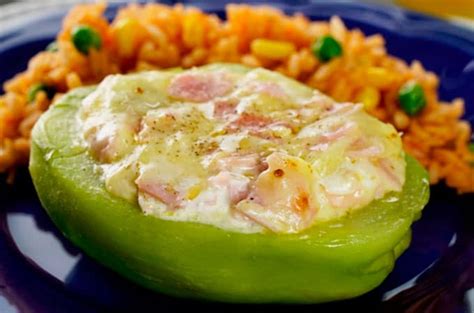 Plato de chayotes guisados con huevo y queso