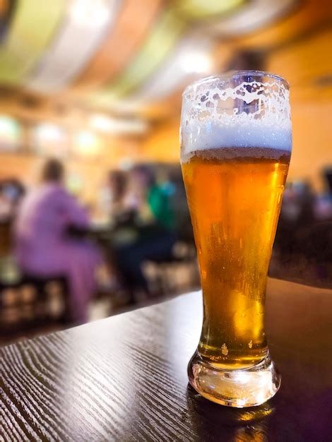 vaso de cerveza tostada artesanal sobre mesa de madera