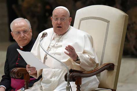El Papa Francisco durante su discurso en el Vaticano ante representantes de movimientos sociales