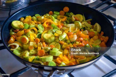 Proceso de saltear verduras en sartén
