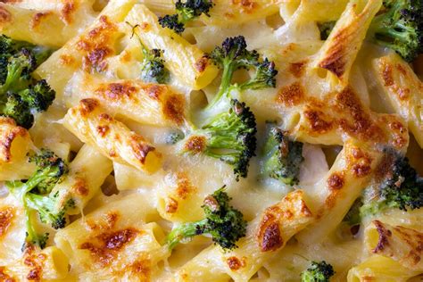 Pasta gratinada con brócoli recién salida del horno