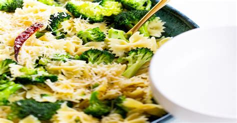 Pasta con brócoli, ajo y limón en un plato