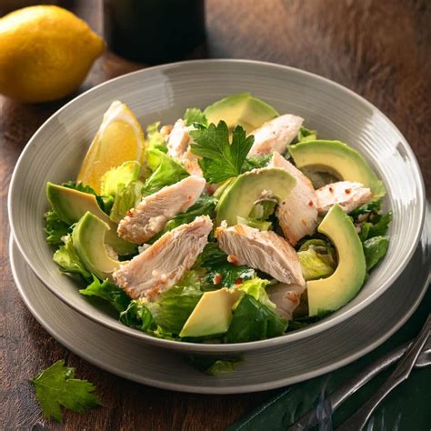Ensalada de pavo y aguacate con distintos ingredientes