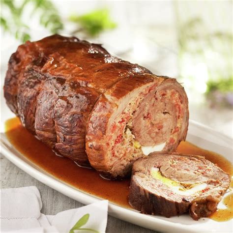 Redondo de ternera relleno dorado en una bandeja para hornear